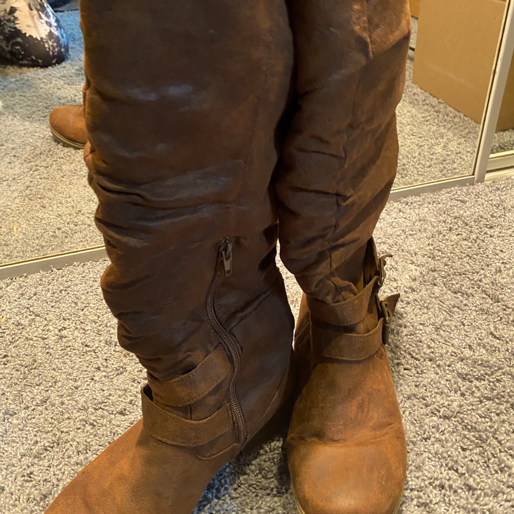 Brown boots. Furlined. So comfy!